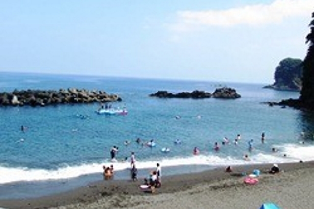 大島にある日の出浜海水浴場です。