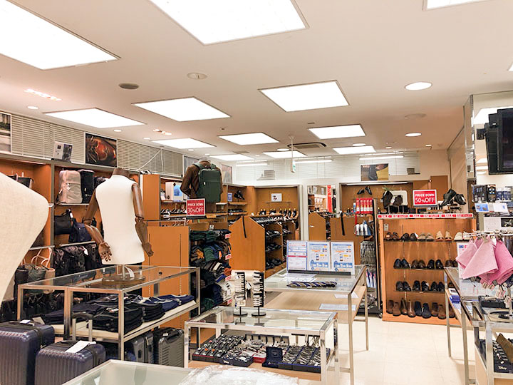 洋服の青山 池袋東口総本店 内観