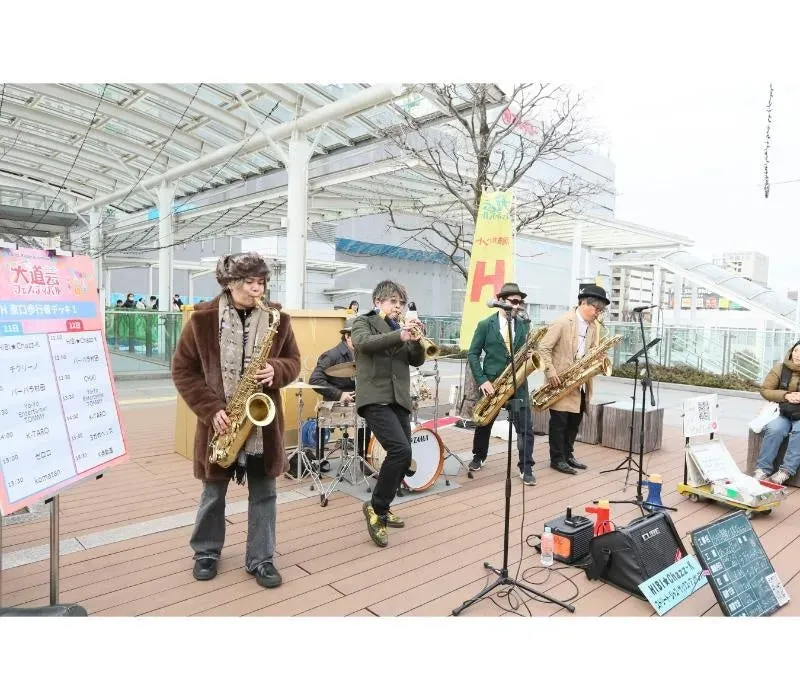 ストリートで演奏するジャズバンド