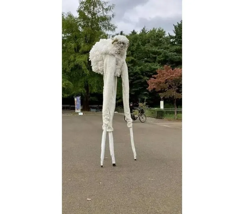 羊の頭の奇妙な生き物が歩いている