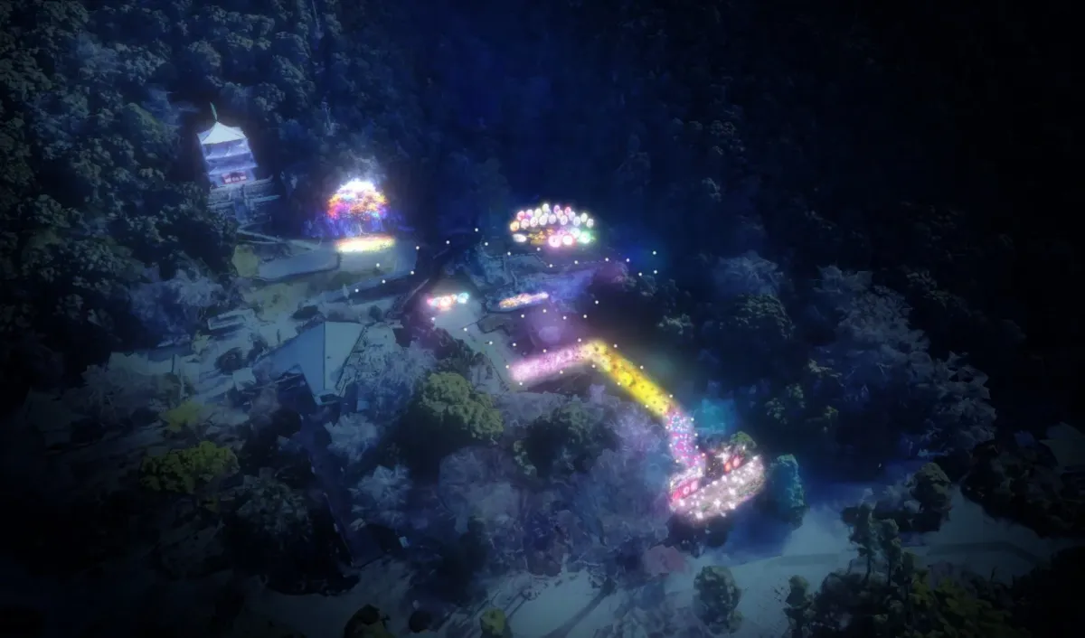 夜の山道を彩るイルミネーションの風景