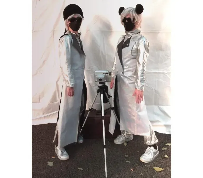 銀色のコートとマスクのコスプレイヤー二人