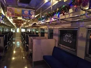 クリスマスの飾り付けがされた電車の車内の写真です。