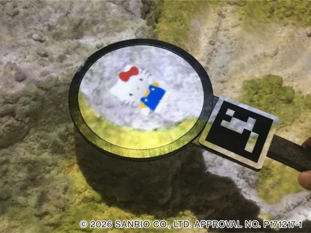 ハローキティのイラストが表示された拡大鏡