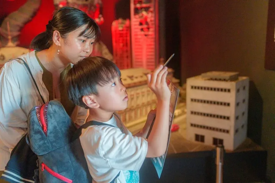 博物館のような場所で展示を見る親子