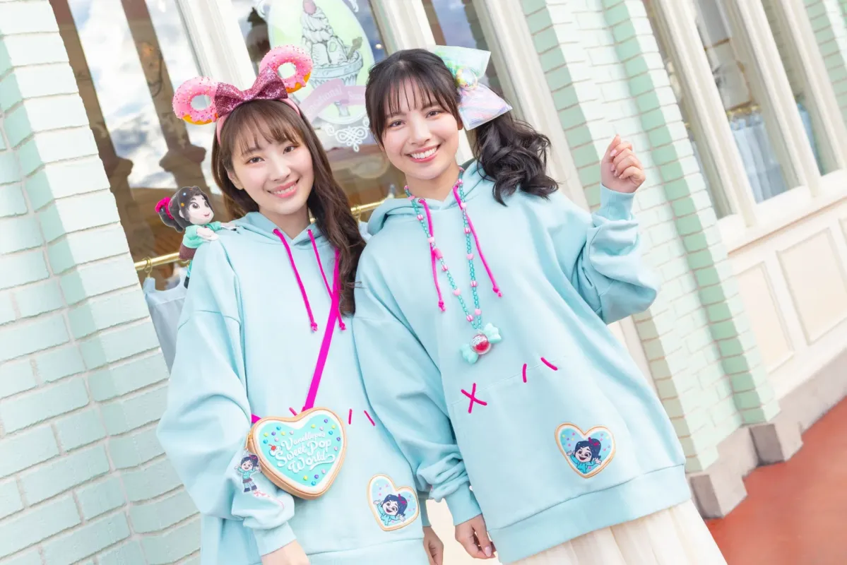 ヴァネロペをモチーフにしたバッグやカチューシャをつけている女性