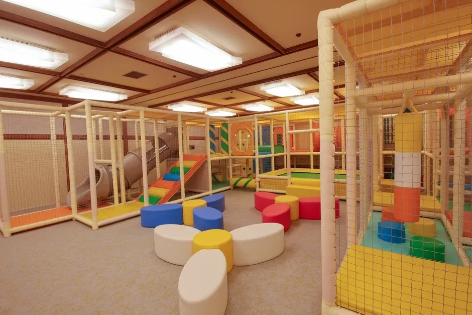 大型の立体遊具も備えたキッズパーク