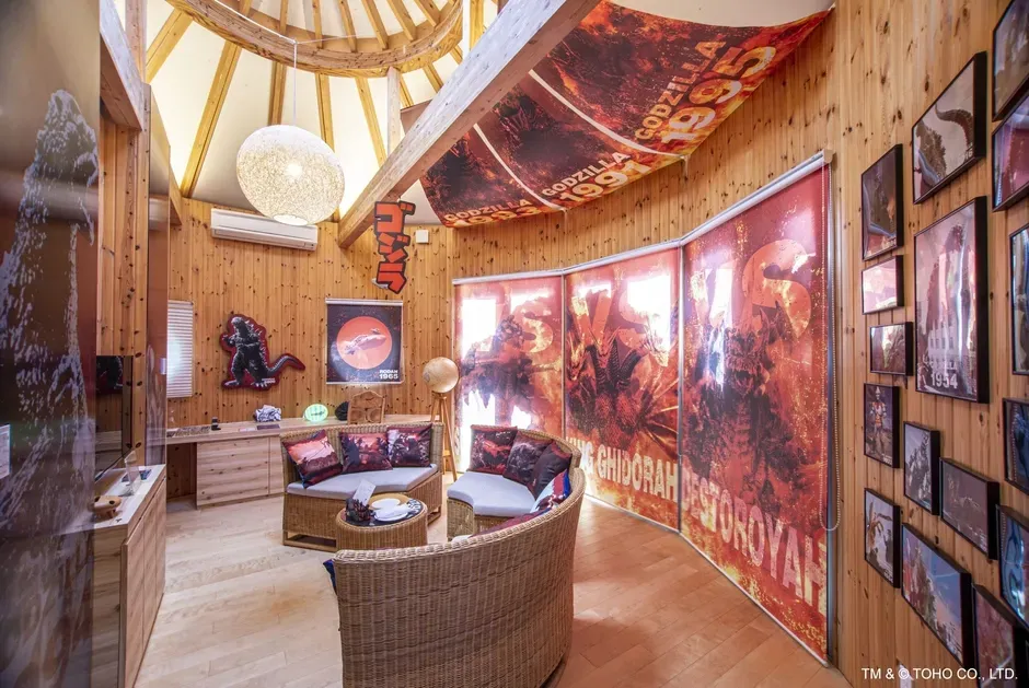 歴代ゴジラ映画のポスターが飾られた部屋