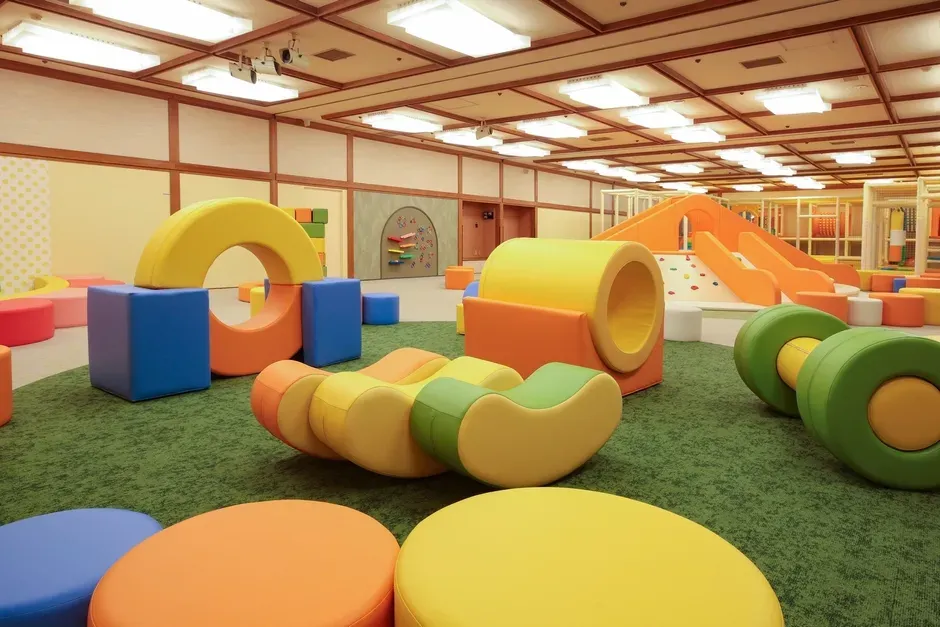 カラフルな遊具が置かれた子供向けプレイルーム