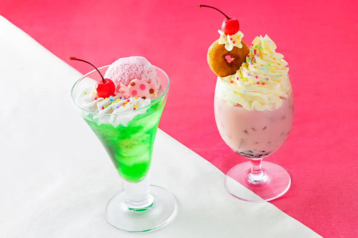 2種類のデザートの画像 (ドリンクとパフェ)