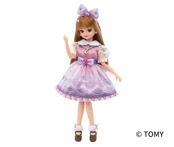 紫色のドレスを着たリカちゃん人形