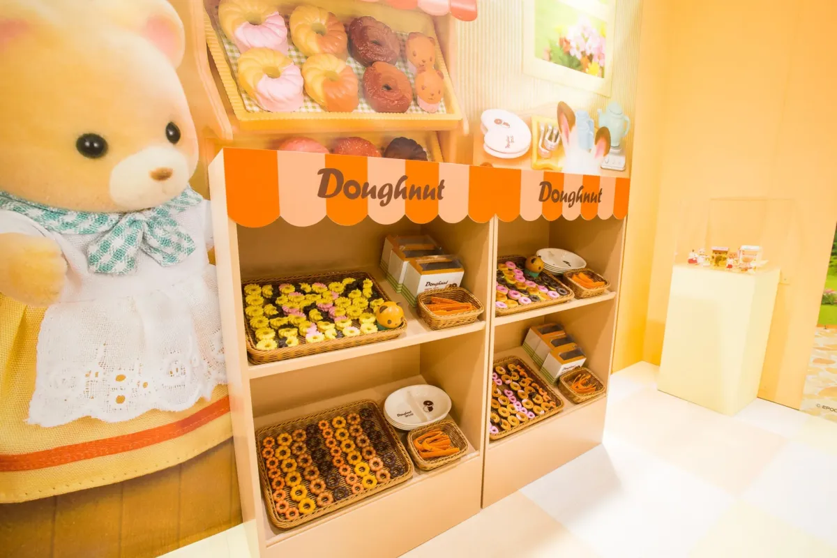ドーナツ屋さんをテーマにした展示。クマのぬいぐるみやカラフルなドーナツが並んでいる。