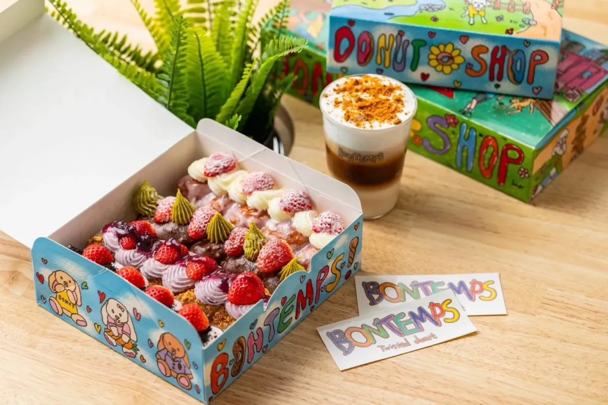 ドーナツの箱とラテの画像