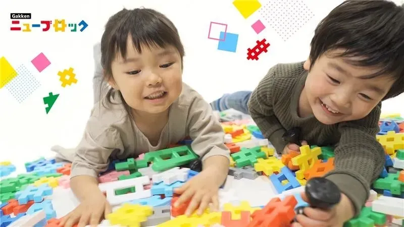 子供たちがニューブロックで遊んでいる様子