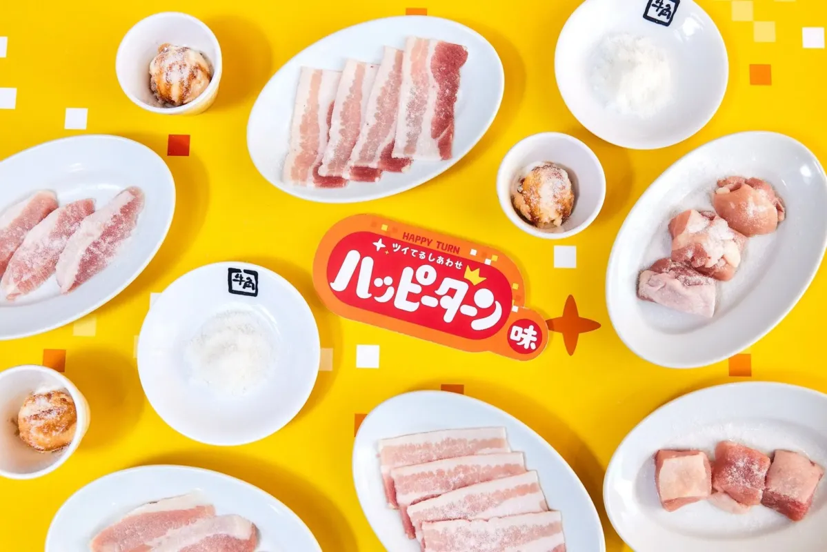 黄色い背景に、様々な種類の肉や調味料、そして「HAPPY TURN」と書かれたロゴが配置された写真